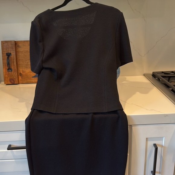 EUC ST JOHN SKIRT & SHORT SLEEVE SWEATER. BLACK. SIZE 12 - Picture 4 of 6